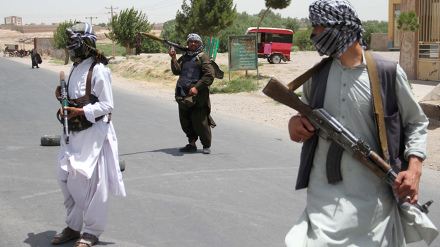 Mantan Mujahidin memegang senjata untuk mendukung pasukan Afghanistan dalam perang mereka melawan Taliban, di pinggiran provinsi Herat, Afghanistan, Sabtu (10/7). Foto: Jalil Ahmad/REUTERS