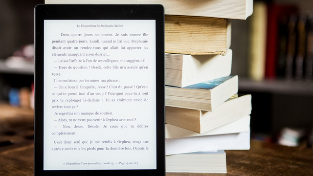 Gambar buku cetak dan ebook. Sumber: pixabay