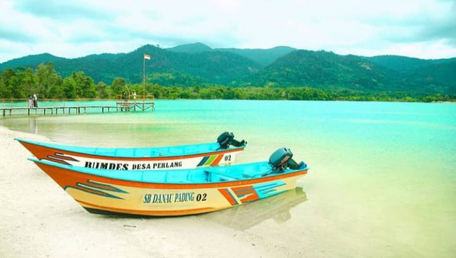 Pesona danau pading di Bangka Tengah.