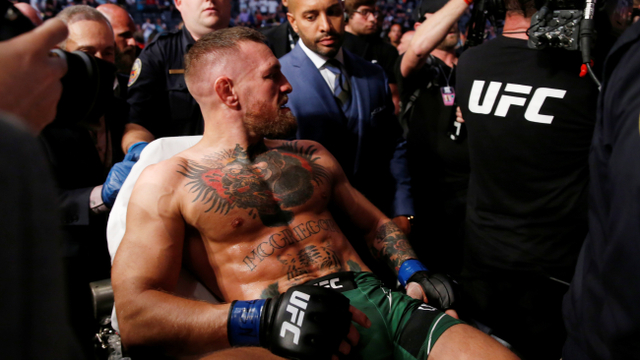 Conor McGregor ditandu setelah pertarungan di UFC 264, T-Mobile Arena, Las Vegas, Amerika Serikat, Sabtu (10/7). Foto: Steve Marcus/REUTERS
