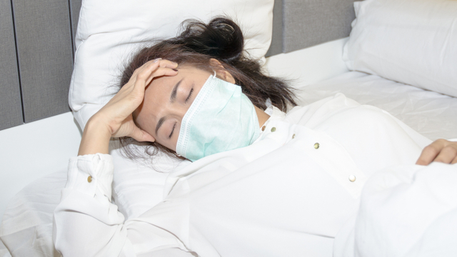 Ilustrasi wanita sakit memakai masker. Foto: Shutter Stock