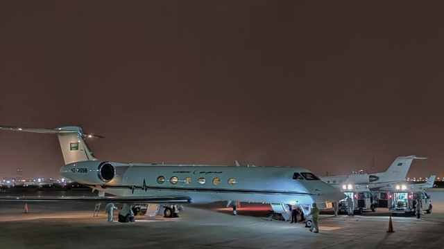 Pesawat medis Kemenhan Arab Saudi yang membawa pasien COVID-19 dari Jakarta menuju Riyadh. Foto: Twitter/@modgovksa
