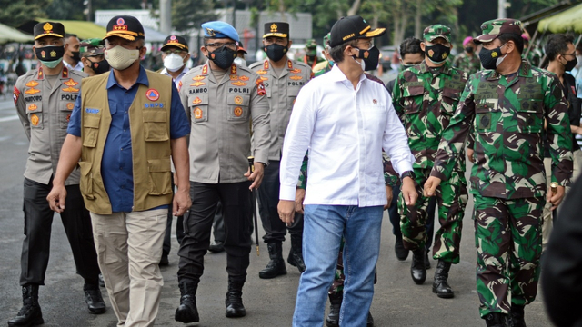 Panglima TNI Marsekal Hadi Tjahjanto hingga Kasatgas COVID-19 Ganip Warsito meninjau vaksinasi corona di GBK, Jakarta, Minggu (11/7). Foto: BNPB