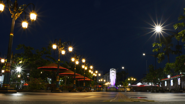 Suasana sepi di salah satu sudut kota saat PPKM Darurat di Kota Madiun, Jawa Timur, Minggu (11/7/2021). Foto: Siswowidodo/ANTARA FOTO