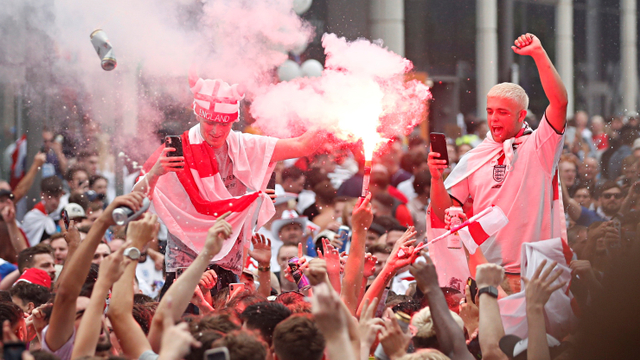 Pendukung timnas Inggris tiba di Stadion Wembley pada laga final Euro 2020 antara Italia vs Inggris Foto: REUTERS/Henry Nicholls