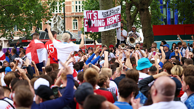 Pendukung timnas Inggris tiba di Stadion Wembley pada laga final Euro 2020 antara Italia vs Inggris Foto: REUTERS/Henry Nicholls