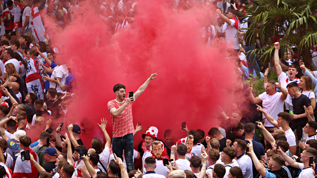 Pendukung timnas Inggris tiba di Stadion Wembley pada laga final Euro 2020 antara Italia vs Inggris Foto: REUTERS/Henry Nicholls
