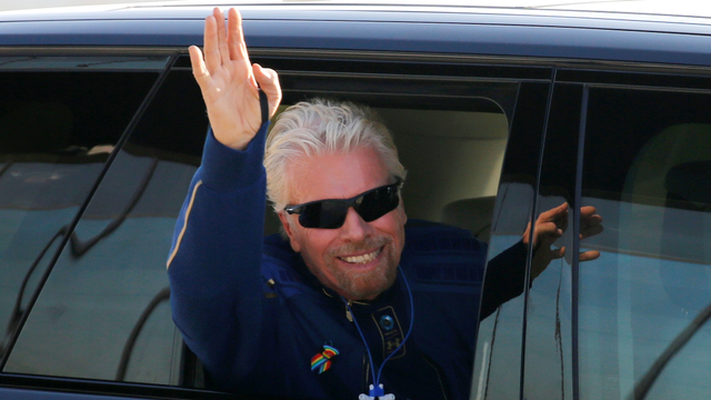 Richard Branson sebelum terbang ke luar angkasa dengan pesawat roket penumpang Virgin Galactic VSS Unity, dekat Truth or Consequences, New Mexico, AS, Minggu (11/7). Foto: Joe Skipper/REUTERS