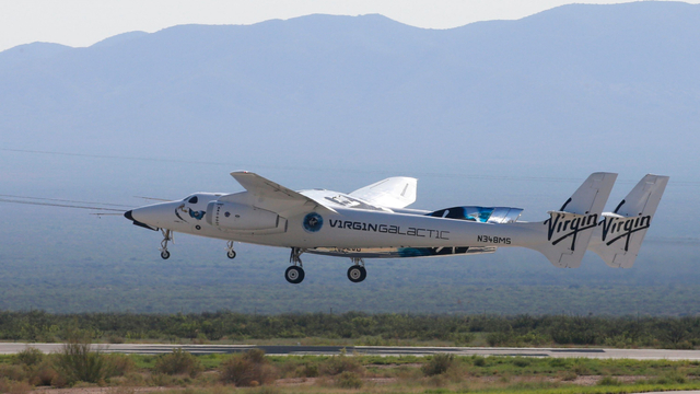 Pesawat roket penumpang Virgin Galactic VSS Unity, yang ditumpangi Richard Branson dan krunya lepas landas di dekat Truth or Consequences, New Mexico, AS, Minggu (11/7). Foto: Joe Skipper/REUTERS