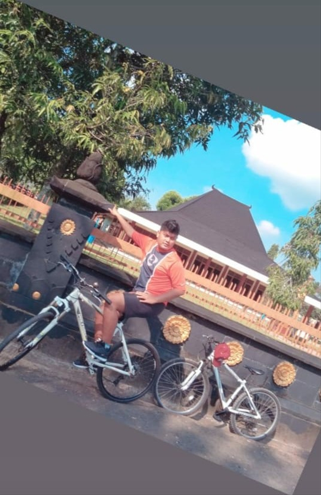 Foto Olahraga Sepeda Santai di Monumen Jendral Soedirman (foto di hp sendiri)