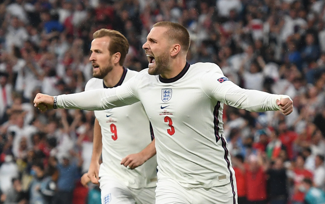 Selebrasi pemain Inggris, Luke Shaw usai mencetak gol ke gawang Italia pada laga Final Euro 2020. Foto: Reuters/Henry Nicholls