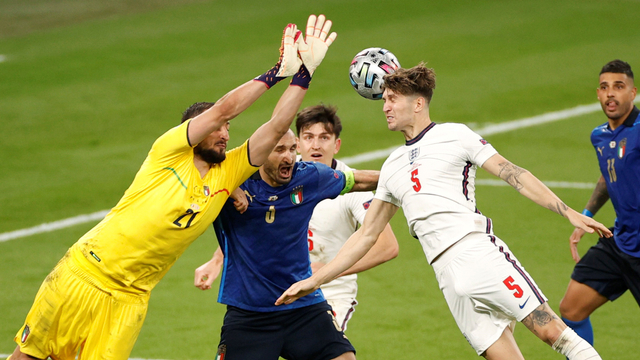 Duel udara Donnarumma dan John Stones pada laga final Euro 2020. Foto: Reuters/Carl Recine