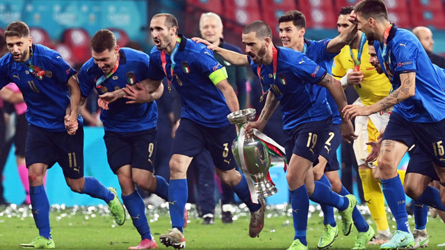 Timnas Italia mengangkat piala Euro 2020. Foto: REUTERS/Mario Anzuoni