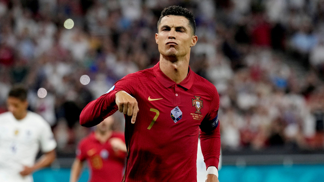 Momen gol sekaligus selebrasi Cristiano Ronaldo di Euro 2020. Foto: REUTERS
