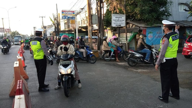 Polri lakukan pembatasan mobilitas masyarakat pada masa PPKM Darurat di Perbatasan antara Kota dan Kabupaten Bekasi. Foto: Twitter/@tmcrestrobekasi