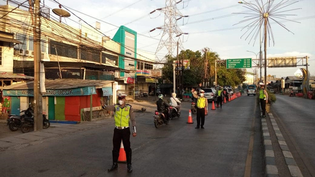 Polri lakukan pembatasan mobilitas masyarakat pada masa PPKM Darurat di Perbatasan antara Kota dan Kabupaten Bekasi. Foto: Twitter/@tmcrestrobekasi