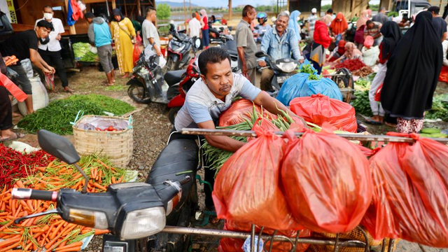 Aktivitas warga di Pasar Almahirah, Banda Aceh. Foto: Suparta/acehkini