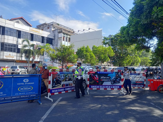 Penyekatan di simpang Tugu Juang, Bandar Lampung, Senin (12/7) | Foto; Sidik Aryono/Lampung Geh