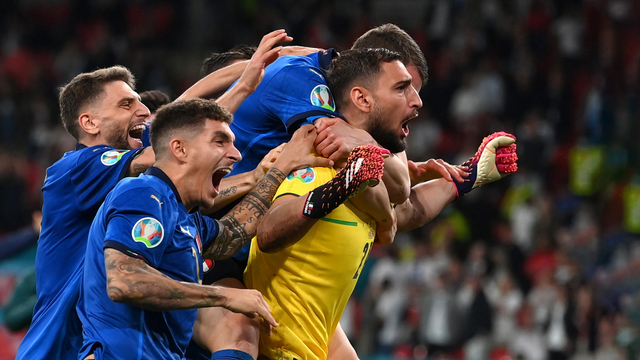 Penjaga gawang Italia, Gianluigi Donnarumma merayakan kemenangan Euro 2020 bersama rekan satu timnya. Foto: REUTERS/Laurence Griffiths