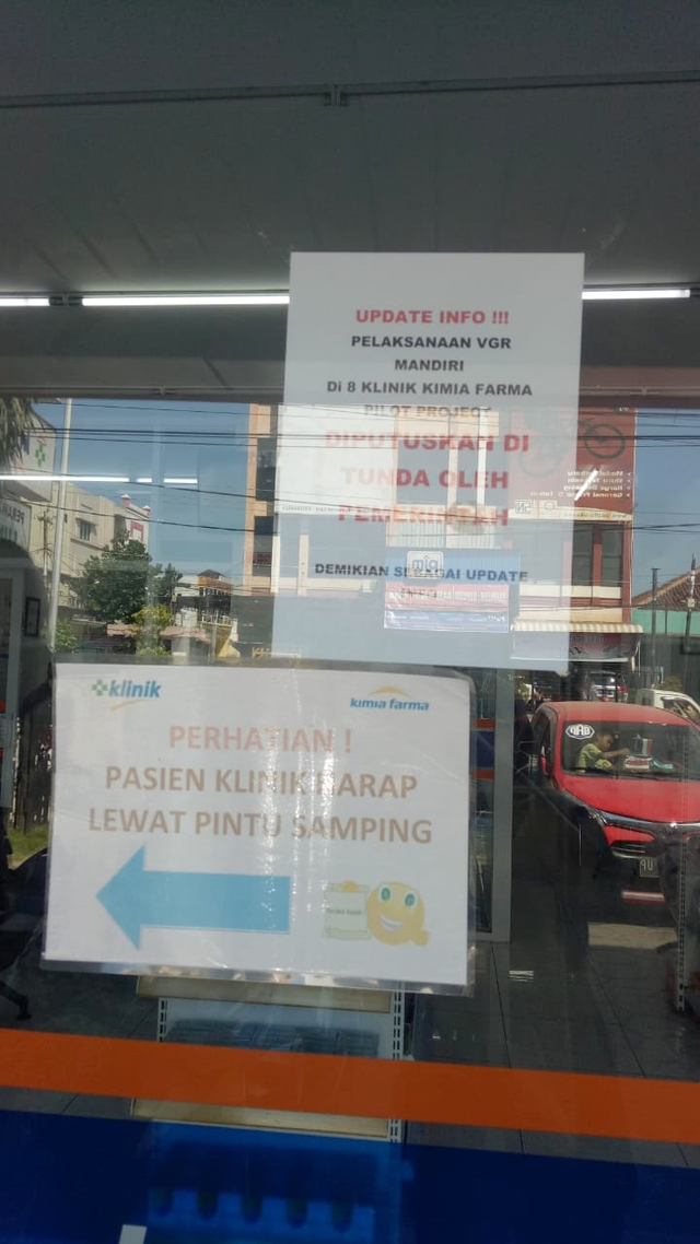 Pengumuman ditundanya vaksinasi berbayar di apotek Kimia Farma Citarum, Kota Semarang. Foto: Dok. Istimewa