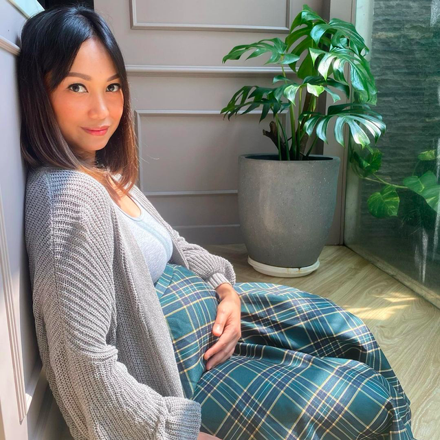 Nola B3 hamil anak keempat. Foto: Instagram/@riafinola.