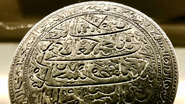 Sebuah foto yang menunjukkan bentuk dan tulisan stempel di masa kerajaan Melayu. Salah satu koleksi Museum Negara Kuala Lumpur. (Foto Aang Afandi)