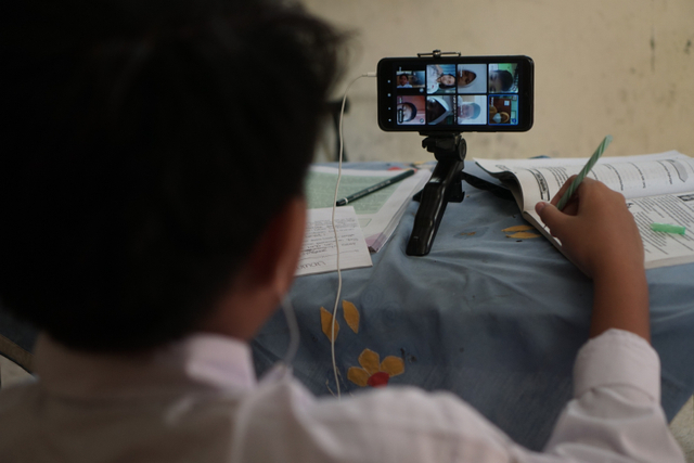 Siswa baru SMP Negeri II Surakarta mengikuti kegiatan belajar mengajar hari pertama masuk sekolah secara daring dari rumah di Kerten, Solo, Jawa Tengah, Senin (12/7). Foto: Mohammad Ayudha/ANTARA FOTO