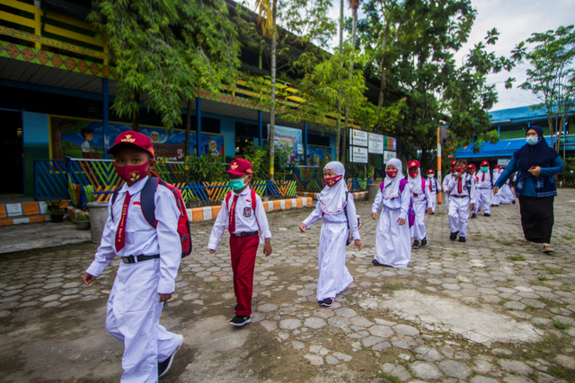 Sejumlah murid bersiap mengikuti pembelajaran tatap muka (PTM) di SD Negeri Karang Mekar 5 Banjarmasin, Kalimantan Selatan, Senin (12/7/2021). Foto: Bayu Pratama S/Antara Foto