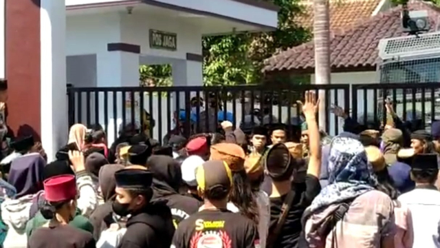Kericuhan terjadi di aksi massa menuntut Habib Rizieq Shihab dibebaskan di Tasikmalaya, Jawa Barat, Senin (12/7). Foto: Dok. Istimewa