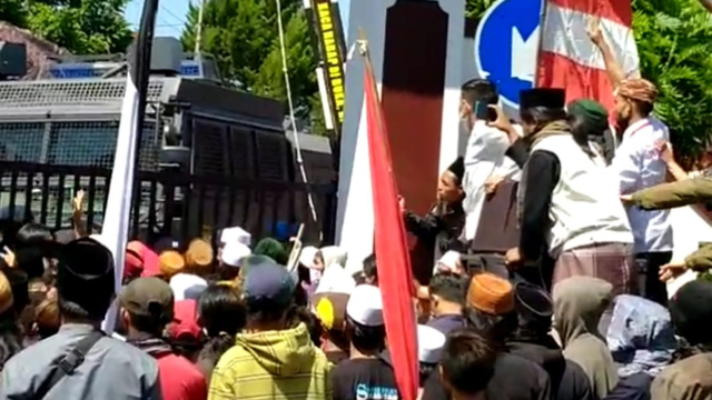Kericuhan terjadi di aksi massa menuntut Habib Rizieq Shihab dibebaskan di Tasikmalaya, Jawa Barat, Senin (12/7). Foto: Dok. Istimewa