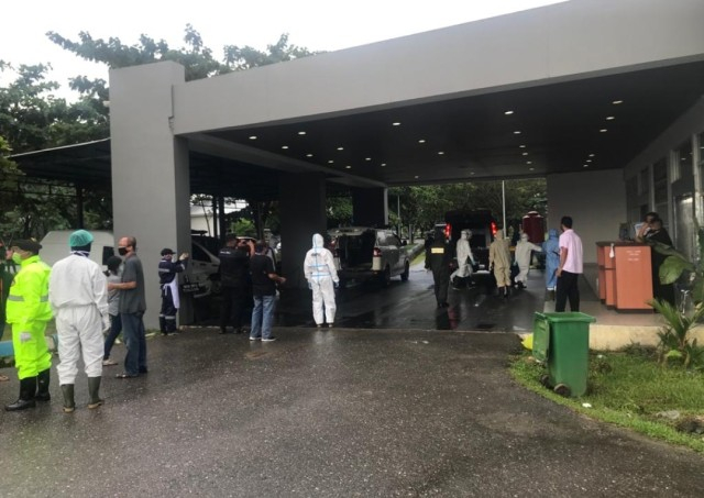 Tim medis saat menangani kenazah PDP Corona yang meninggal di RS Bahteramas. Foto: Dok. kendarinesia.