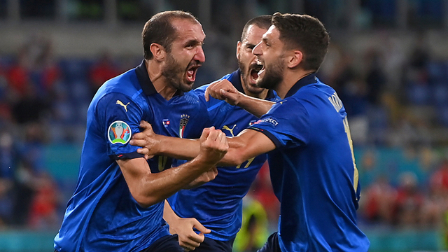 Pemain Italia Giorgio Chiellini melakukan selebrasi bersama rekan setimnya setelah mencetak gol yang kemudian dianulir, Rabu (16/6). Foto: Pool via REUTERS
