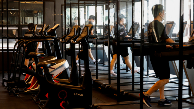 Anggota gym menggunakan treadmill di klub kebugaran di Seoul, Korea Selatan, Senin (12/7). Foto: Heo Ran/REUTERS