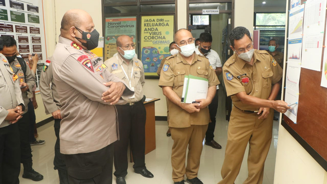 Kapolda Papua, Irjen Pol Mathius Fakhiri saat bersama Satgas COVID-19 Papua. 9Dok Humas Polda Papua) 
