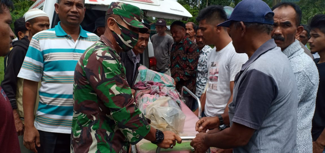 Warga membawa jenazah pendulang emas. Foto: Dok. Camat Mane