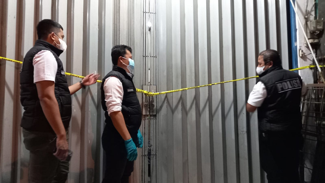 Polisi gerebek gudang penyimpanan obat Azithromycin di Jakarta Barat, Senin (12/7). Foto: Dok. Istimewa