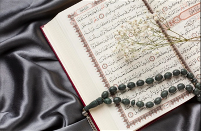 Menghafalkan bacaan Al-Qur'an sebagai doa untuk shalat 5 waktu. https://www.freepik.com/
