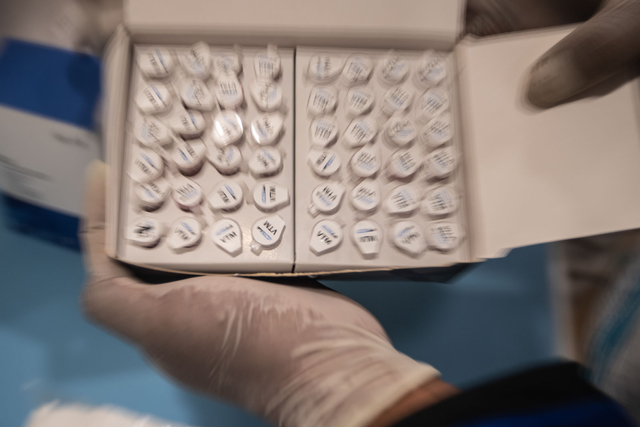 Bintara Kesehatan KRI Bima Suci mengecek alat PCR di Kapal KRI Bima Suci di Dermaga Armada II, Surabaya, Jawa Timur, Senin (12/7). Foto: Muhammad Adimaja/ANTARA FOTO