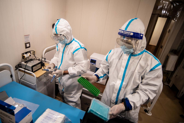 Bintara Kesehatan KRI Bima Suci mengecek alat PCR di Kapal KRI Bima Suci di Dermaga Armada II, Surabaya, Jawa Timur, Senin (12/7). Foto: Muhammad Adimaja/ANTARA FOTO