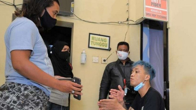 Polres Madiun Kota melakukan penyidikan pada salah satu dari tiga pemuda pelaku pencurian diorama atau boneka pocong yang dipasang polisi sebagai media atau alat sosialiasi penerapan protokol kesehatan (prokes) COVID-19 di Madiun, Senin (12/7).  Foto: Diskominfo Kota Madiun/HO/ANTARA