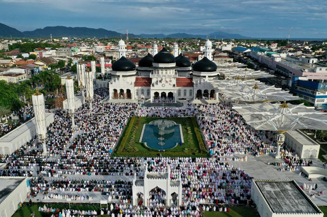 Jemaah Salat Idul Adha di Masjid Raya Baiturrahman, Banda Aceh, tahun 2020. Foto: abdul Hadi/acehkini