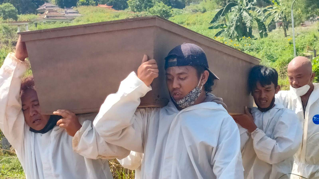 Tenaga pikul jenazah COVID-19 di TPU Cikadut yang direkrut Pemkot Bandung diupah Rp 2,6 juta per bulan, tak dapat asuransi kesehatan. Foto: Dok. Istimewa