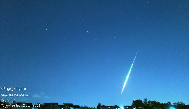 Cahaya hijau diduga meteor melesat di langit malam Jogja.  Foto: Instagram/Aryo Kamandanu