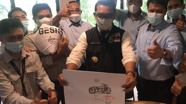 Ridwan Kamil dengan sketsa motor listrik RKG-72 garapannya. Foto: Istimewa