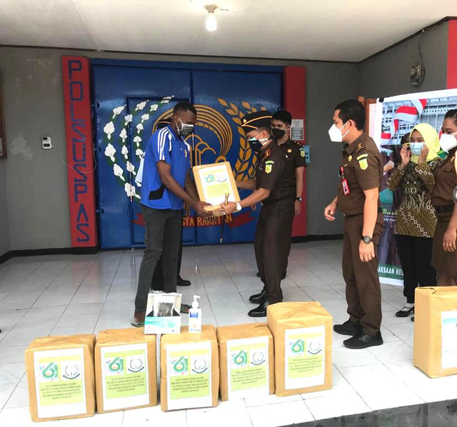 Kajari Kaimana Sutrisno Margi Utomo SH MH, Menyerahkan Secara Simbolis Bingkisan Kepada Salah Satu Narapidana Lapas Kelas III Kaimana