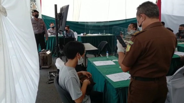 Sidang Tipiring (tindak pidana ringan) di Posko Sidang Tipiring Kota Tasikmalaya samping Taman Kota Selasa (13/07). Foto: Dok. Istimewa