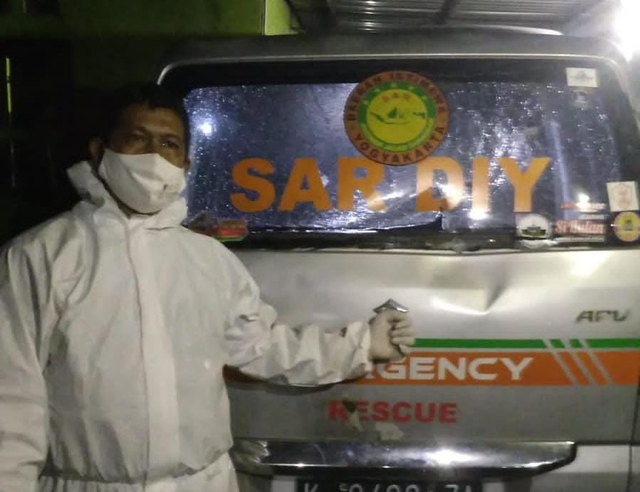 Petugas menunjukkan kondisi mobil ambulans milik Tim SAR DIY yang dirusak oleh pengendara motor. Foto: istimewa