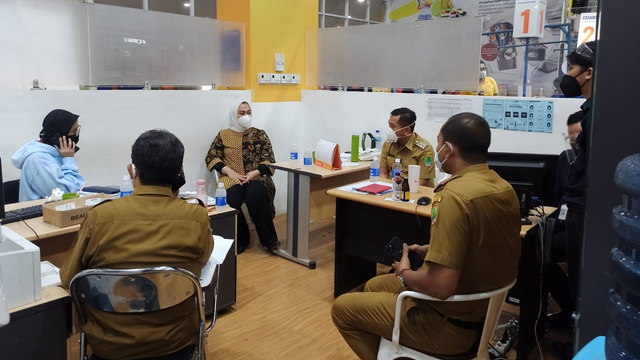 Bupati Karawang Cellica (baju batik) membahas kasus vaksinasi yang viral  Foto: Dok. Istimewa