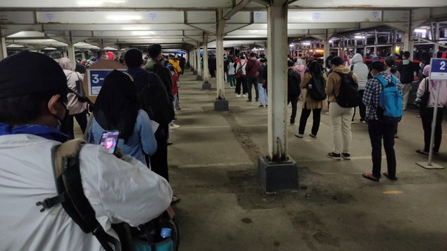 Antrean hari ketiga wajib STRP di stasiun. Foto: Twitter/Mrtomay