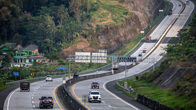 Sejumlah kendaraan melaju di ruas Jalan Tol Semarang-Solo di Bawen, Kabupaten Semarang, Jawa Tengah, Selasa (13/7/2021). Foto: Aji Styawan/ANTARA FOTO